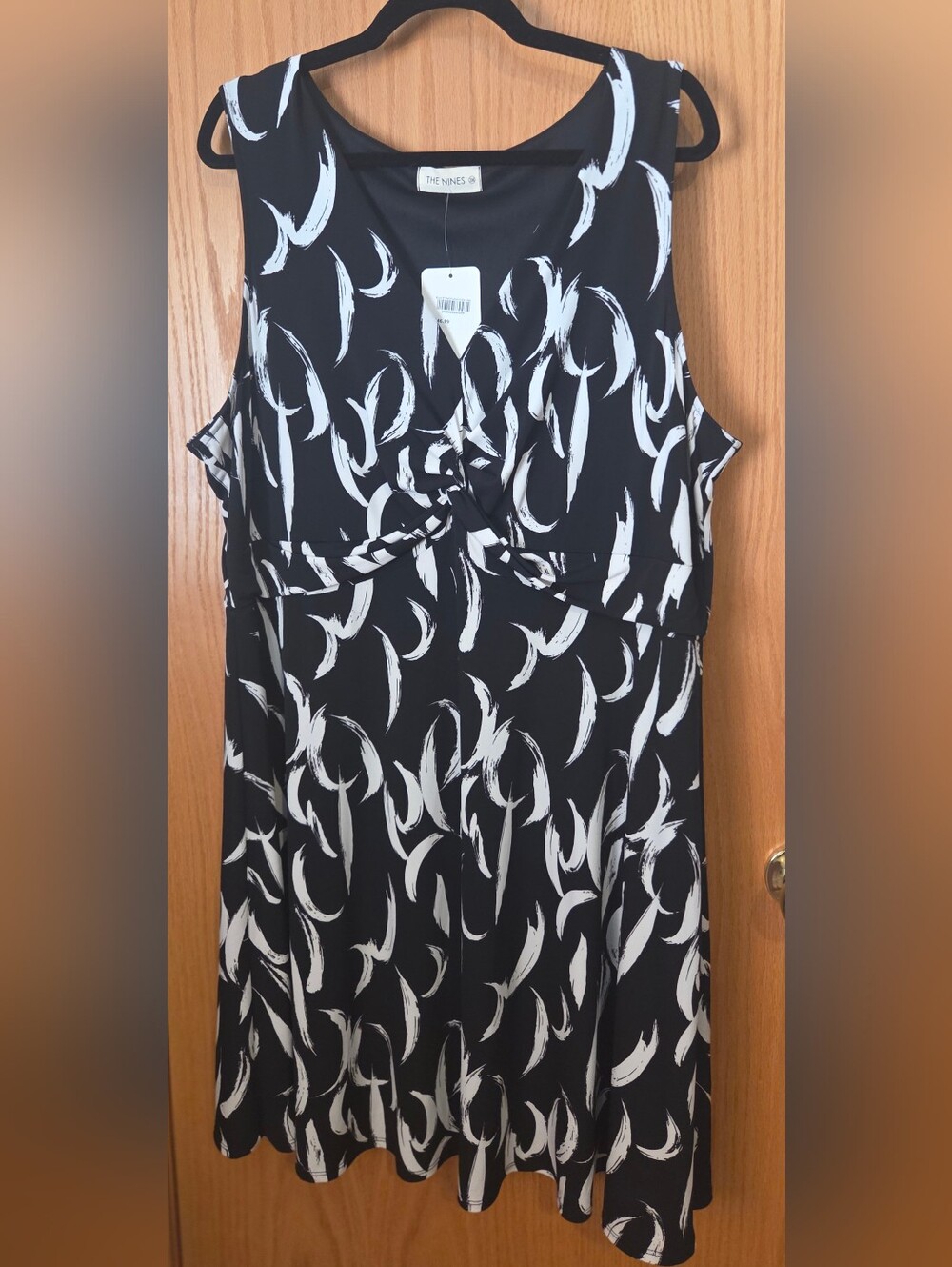 Women’s Black and White Twist-Front Sleeveless Dress
